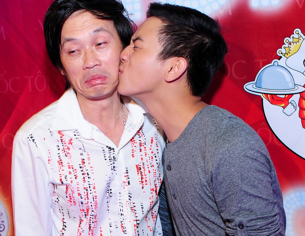 Hoai Lam tit mat hon bo nuoi Hoai Linh trong tiec sinh nhat hinh anh