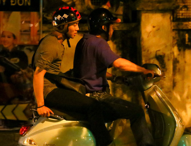 Hoai Lam di xe may ve nha sau tiec sinh nhat hoanh trang hinh anh