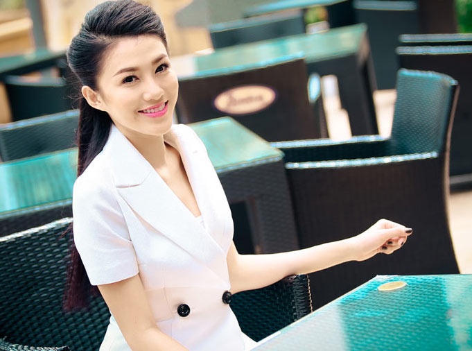 Ban gai Mac Hong Quan khoe chan dai giua doi thuong hinh anh