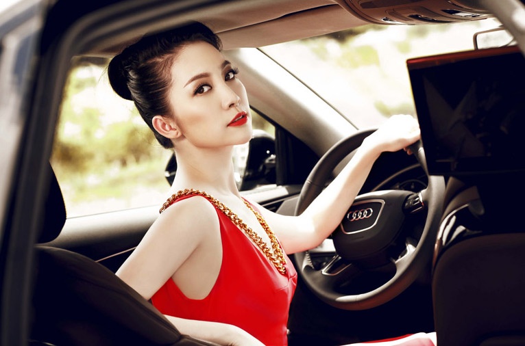 Linh Nga kieu sa trong xe hop sang trong hinh anh