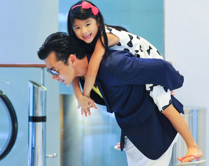 Con gai lam nung doi Tran Bao Son cong di xem phim hinh anh