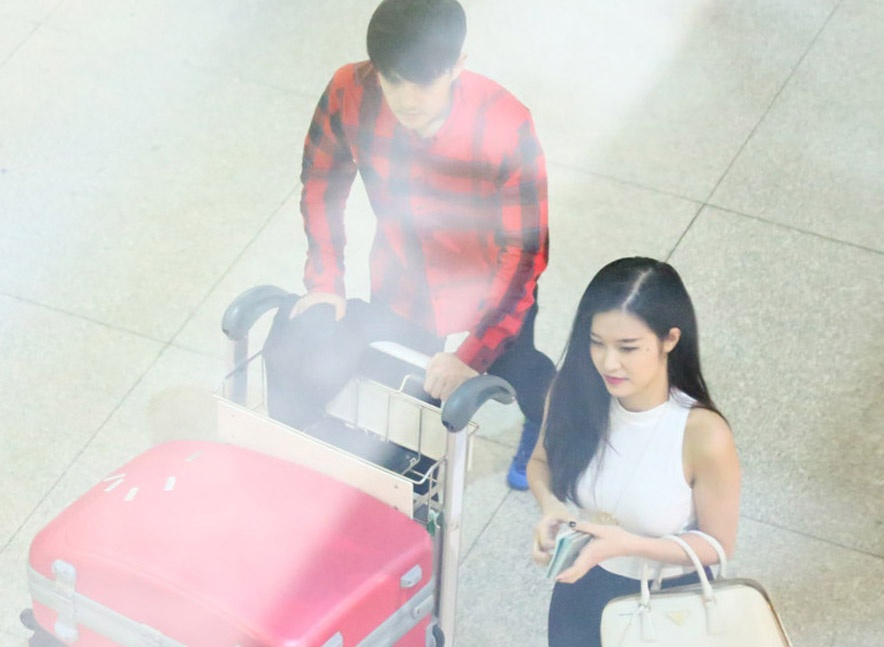 Dong Nhi - Ong Cao Thang it noi cuoi cung nhau o san bay hinh anh