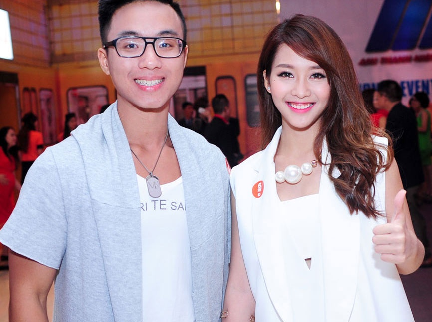 Hot girl Kha Ngan tinh tu voi Mr Fitness trong dem tiec hinh anh