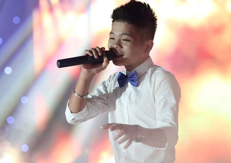 Quang Anh The Voice mac banh bao tren san khau hinh anh