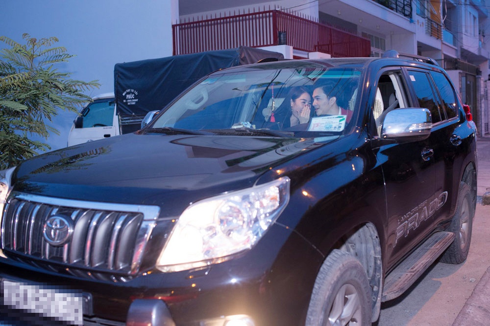 Tối 20/7, Nam Cường và Quế Vân cùng nhau xuất hiện tại buổi tiệc kỷ niệm 5 năm thành lập của một trung tâm thẩm mỹ . Cặp đôi thu hút khá nhiều sự quan tâm của mọi người khi đưa đón nhau bằng xế hộp sang trọng. 