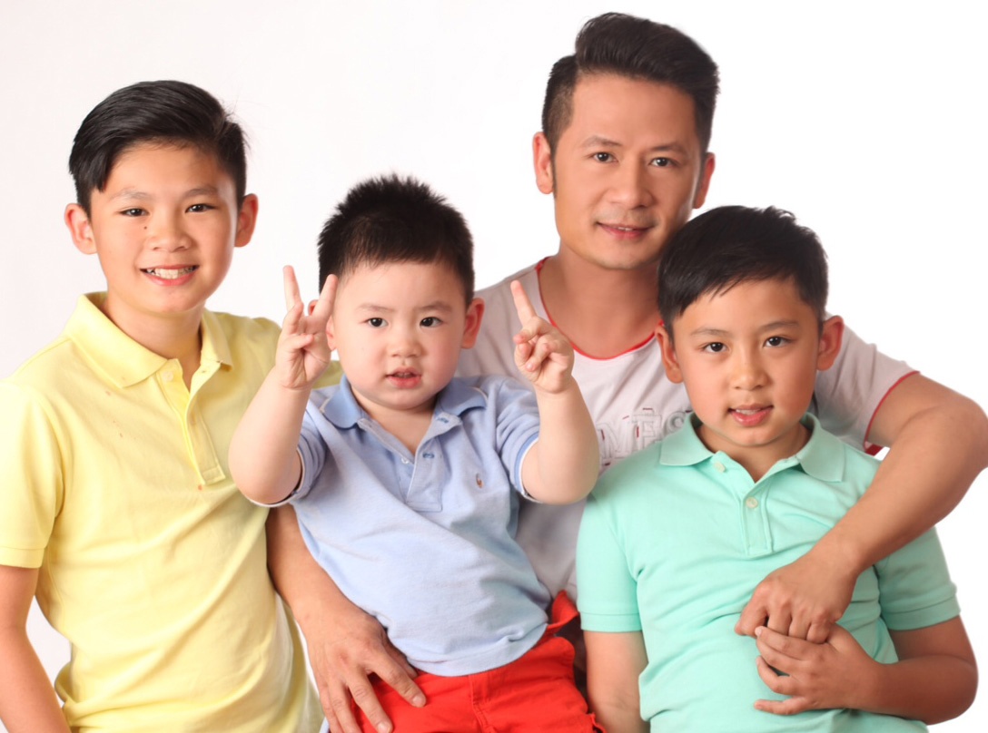 Bang Kieu hanh phuc ben 3 quy tu dep trai hinh anh