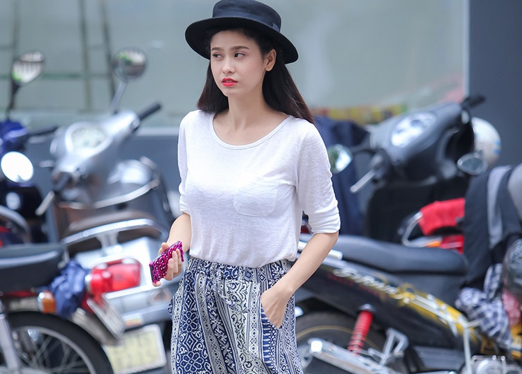 Truong Quynh Anh mot minh di mua sam sau on ao ly hon Tim hinh anh