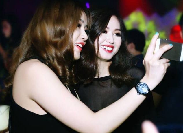 Tam Tit cuoi noi trong bar cung Toc Tien sau on ao tinh tien hinh anh