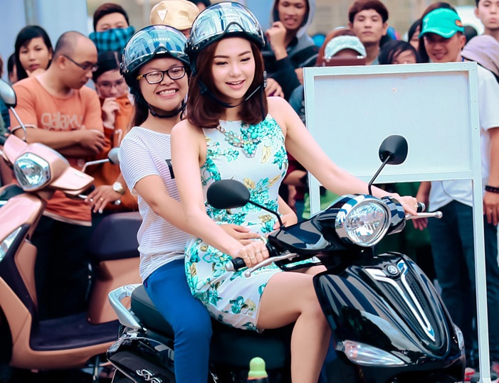 Minh Hang di xe may tren duong pho thu hut su chu y hinh anh