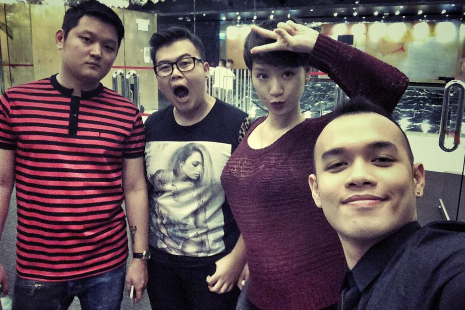 Tra My Idol vac bung bau du lich Hong Kong cung chong hinh anh