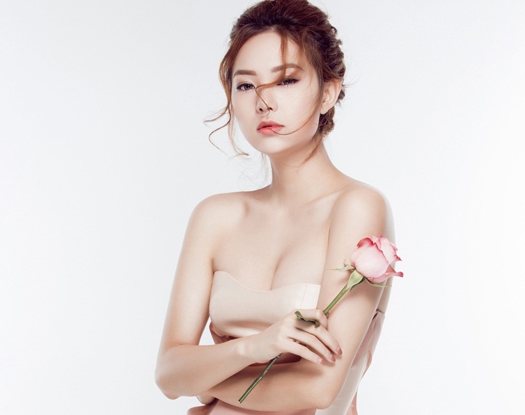 Minh Hang tre nai vong mot trong loat anh moi hinh anh