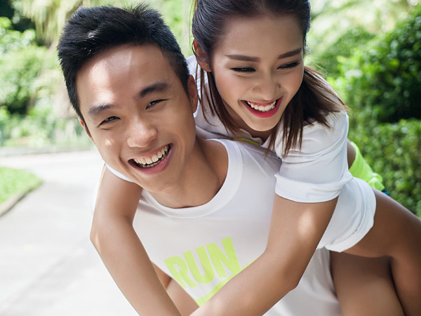 Kha Ngan khoe eo thon ben ban trai tin don hinh anh