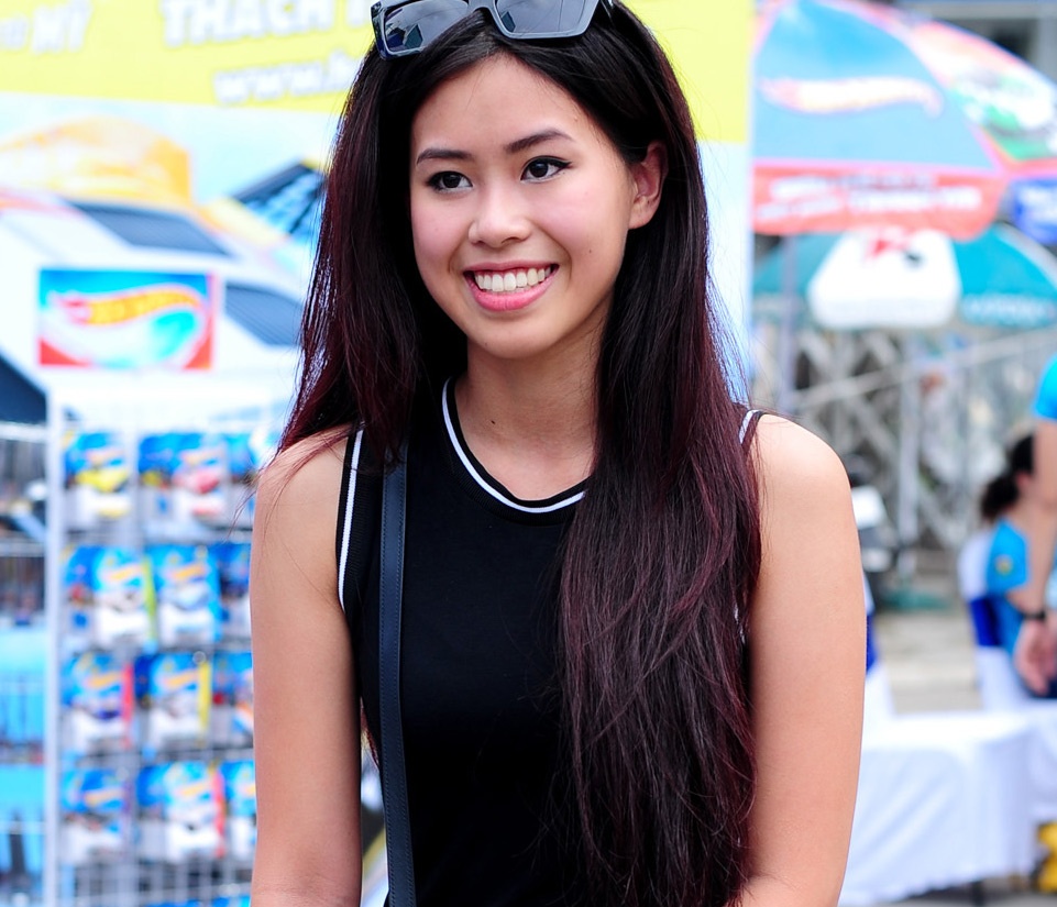 Em chong Ha Tang lien tuc dien 'cay den' di su kien hinh anh