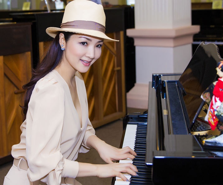 Giang My mac ao tre nai vong mot di tap hat hinh anh