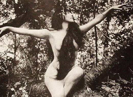 Nguoi dep khoa than dau tien tren man anh hinh anh