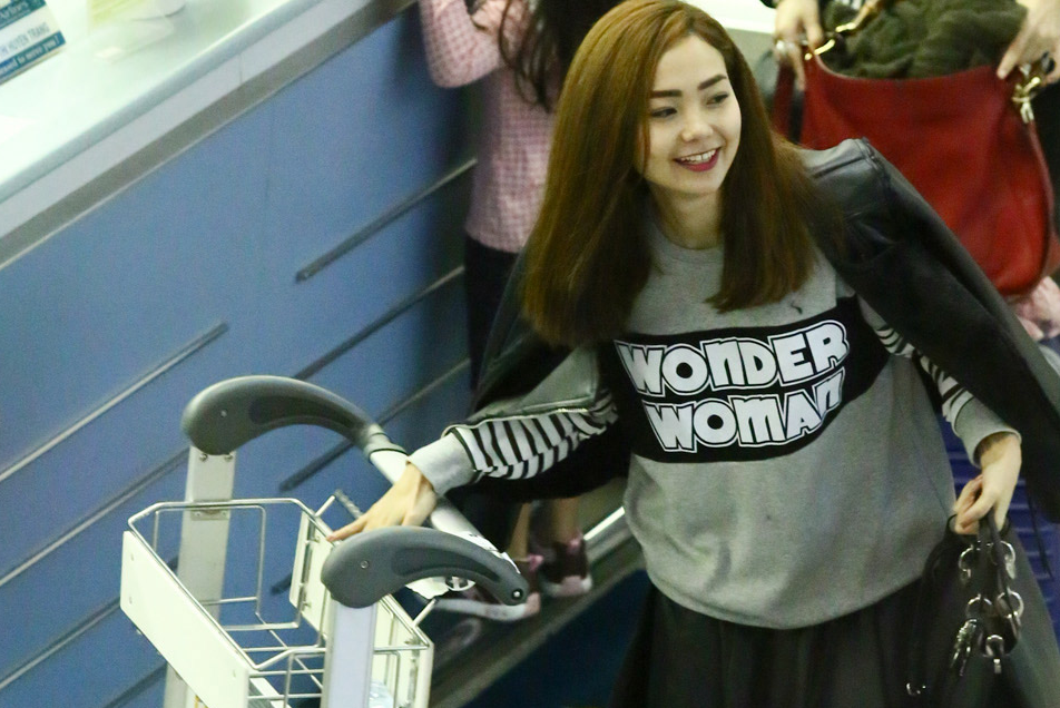 Minh Hang - Huong Tram rang ro truoc chuyen bay dem hinh anh