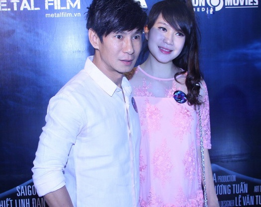 Vo Ly Hai lo bung bau to khi di xem phim cung chong hinh anh