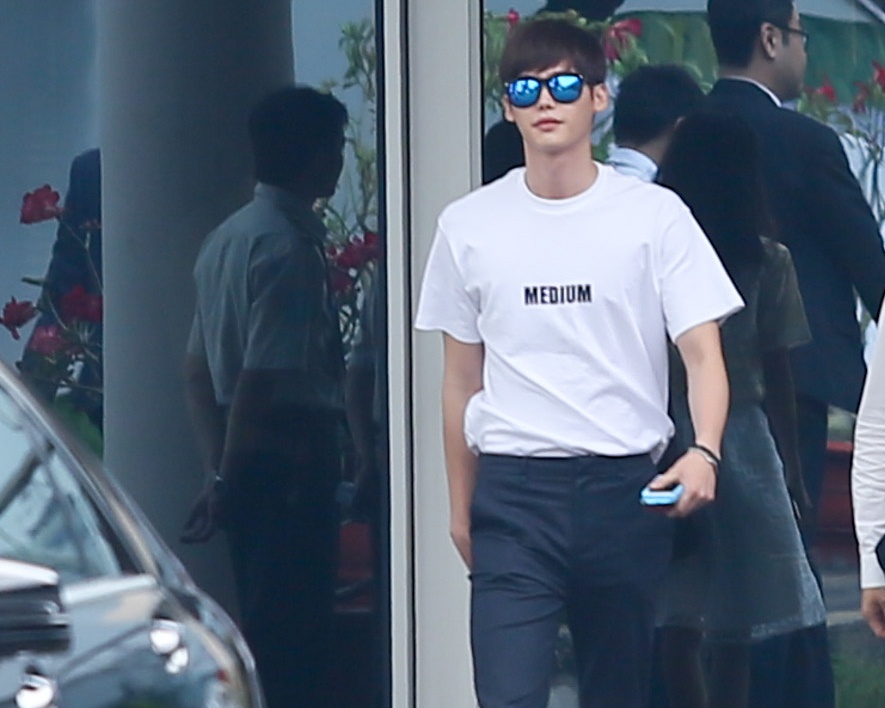 My nam Lee Jong Suk duoc fan Viet chao don o Tan Son Nhat hinh anh