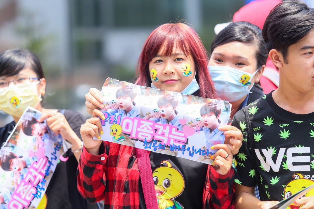 Đến nay, Lee Jong Suk đã xuất hiện trong các bộ phim truyền hình Prosecutor Princess, Secret Garden, High Kick 3, When I Was The Prettiest, School 2013 và I Hear Your Voice và bộ phim điện ảnh R2B: Return To Base năm 2012, anh có cơ hội đóng cùng thần tượng Bi Rain. Sau thành công vang dội của I Hear Your Voice, bộ phim truyền hình xuất sắc của đài SBS năm 2013, số lượng khán giả hâm mộ của anh tăng lên theo cấp số nhân. 