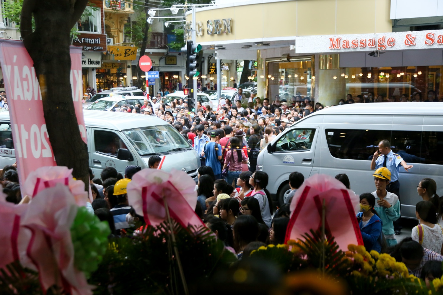 Fan Viet xo day, pha hang rao de cham nguoi Lee Jong Suk hinh anh