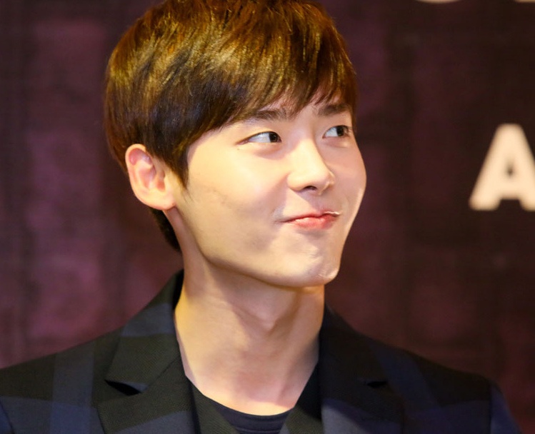 Can canh ve dien trai don tim fan Viet cua Lee Jong Suk hinh anh