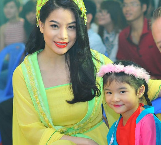 Truong Ngoc Anh va con gai Bao Tien don Trung thu som hinh anh