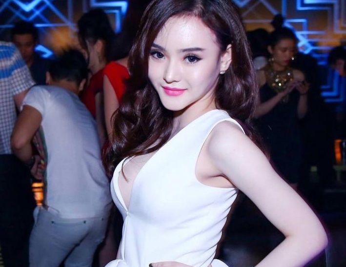 Em gai Angela Phuong Trinh bi nghi nang cap vong mot hinh anh