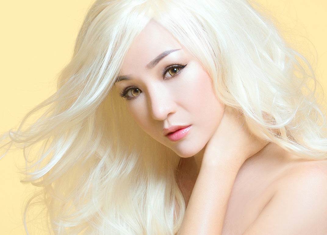 'Ba gia ban khoai' Thuy Nga tre trung cung toc bach kim hinh anh