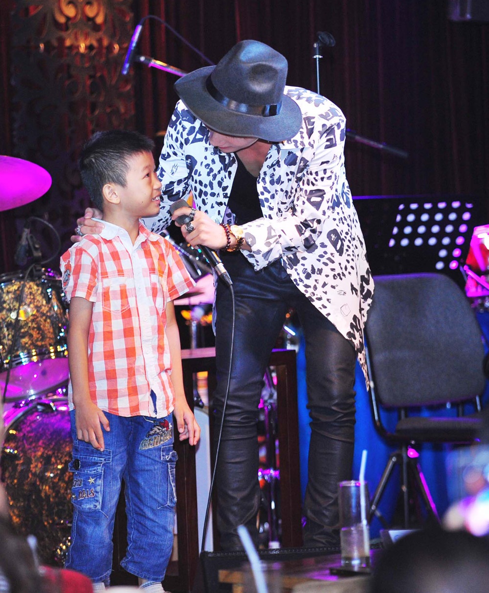 Và để không khí của đêm nhạc trở nên sôi động, gần gũi hơn, màn phỏng vấn “tự phát” giữa Sơn Tùng M-TP và fan nhí đã mang lại cho khán giả những tiếng cười sảng khoái.