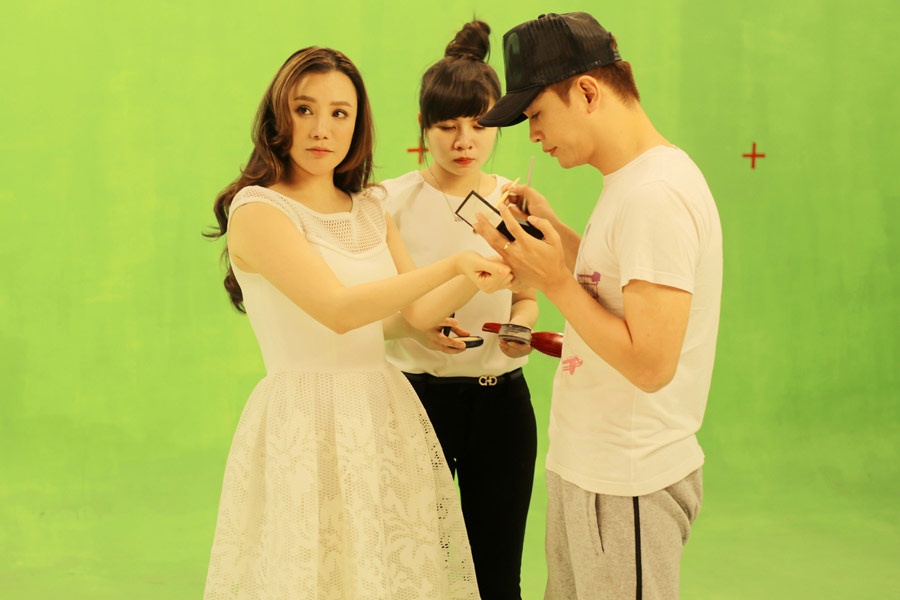 Nội dung MV chỉ xoay quanh cảm xúc của một cô gái với những giằng xé trong tình yêu. Hồ Quỳnh Hương hóa thân thành nhiều hình tượng khác nhau để lột tả cảm xúc đó. Khó khăn lớn nhất đối với Hồ Quỳnh Hương khi quay MV này cũng chính là cảm xúc. Khác với trước đây, thời điểm này nữ ca sĩ làm việc theo cảm hứng. Khi có cảm xúc chị diễn rất nhanh, thậm chí có thể khóc nghẹn ngào. Ngược lại có lúc chị phải nghỉ ngơi 1-2 tiếng để lấy lại cảm xúc mới diễn được