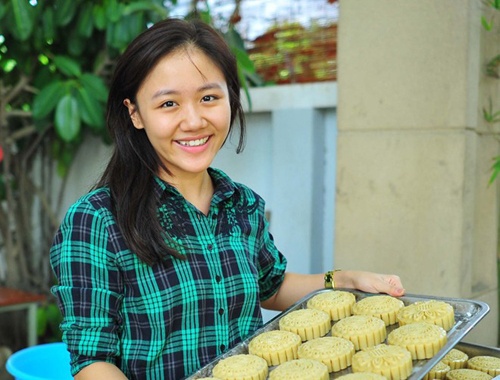 Van Mai Huong dau bu toc roi vao bep lam banh trung thu hinh anh