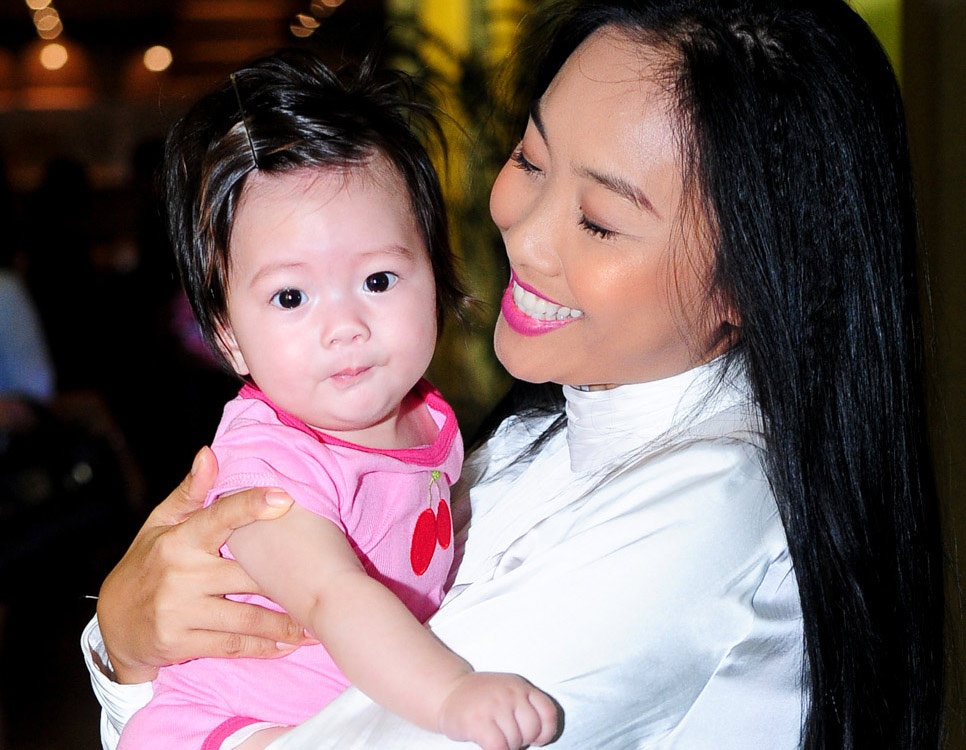 Can guong mat dang yeu cua con gai Doan Trang hinh anh