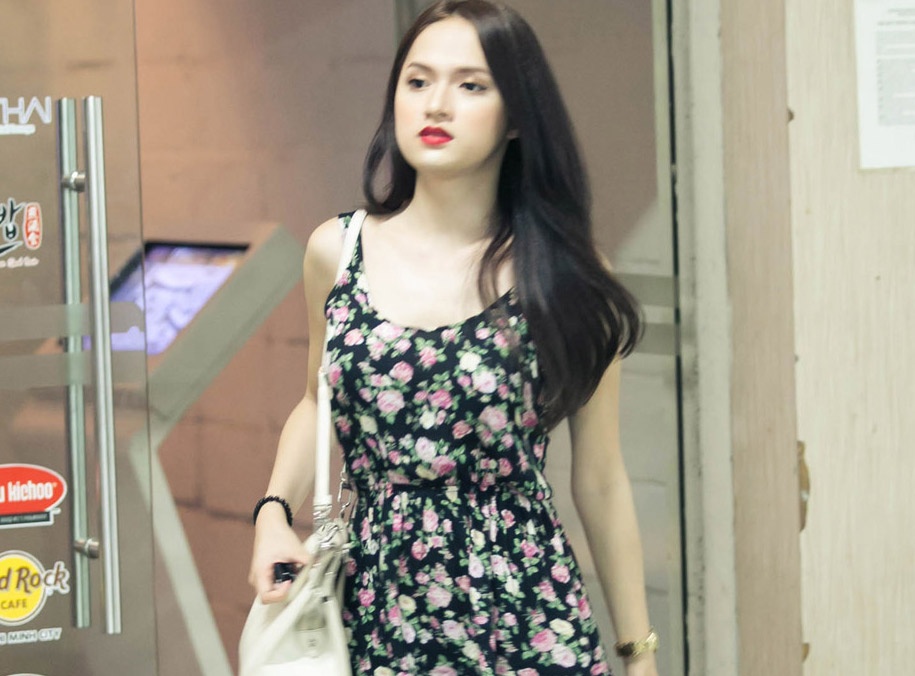 Huong Giang Idol dien mot vay ngu khi lai xe di choi hinh anh