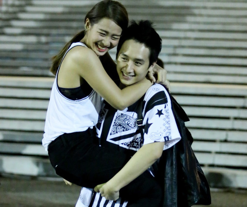 Kha Ngan duoc hot boy be bong giua chon dong nguoi hinh anh