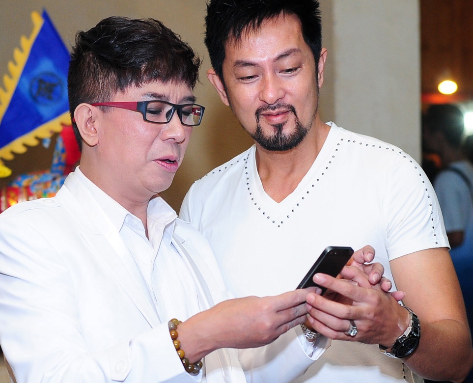 Long Nhat than thiet ben ban Viet kieu o hau truong hinh anh