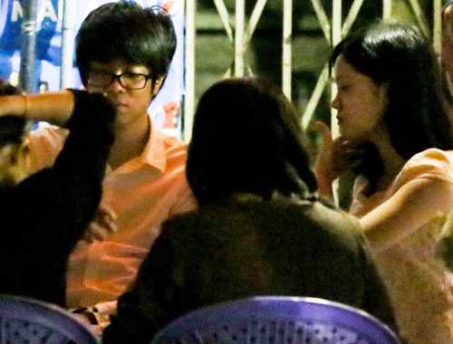 Bui Anh Tuan dua em gai di an dem sau khi nhan giai hinh anh