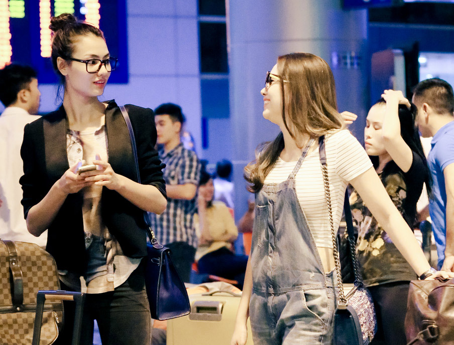 Quach An An - Hong Que mac gian di van noi bat o san bay hinh anh