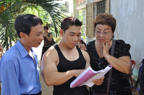 Phạm Văn Mách còn nâng cao vai diễn: “Tôi thấy rất hào hứng với công việc này. Hy vọng khán giả sẽ ủng hộ tôi ở lĩnh vực mới”. Những đồng nghiệp đóng chung phim với anh hết lợi ngợi ca nói rằng, dù lần đầu đóng phim nhưng Mách vào vai rất ngọt. Tuy nhiên, vai của lực sĩ Mách chỉ là một vai quần chúng với một câu thoại duy nhất chưa tới... 10 từ. Việc PR vai diễn quá lố đã khiến khán giả thất vọng về hình ảnh của Phạm Văn Mách. 