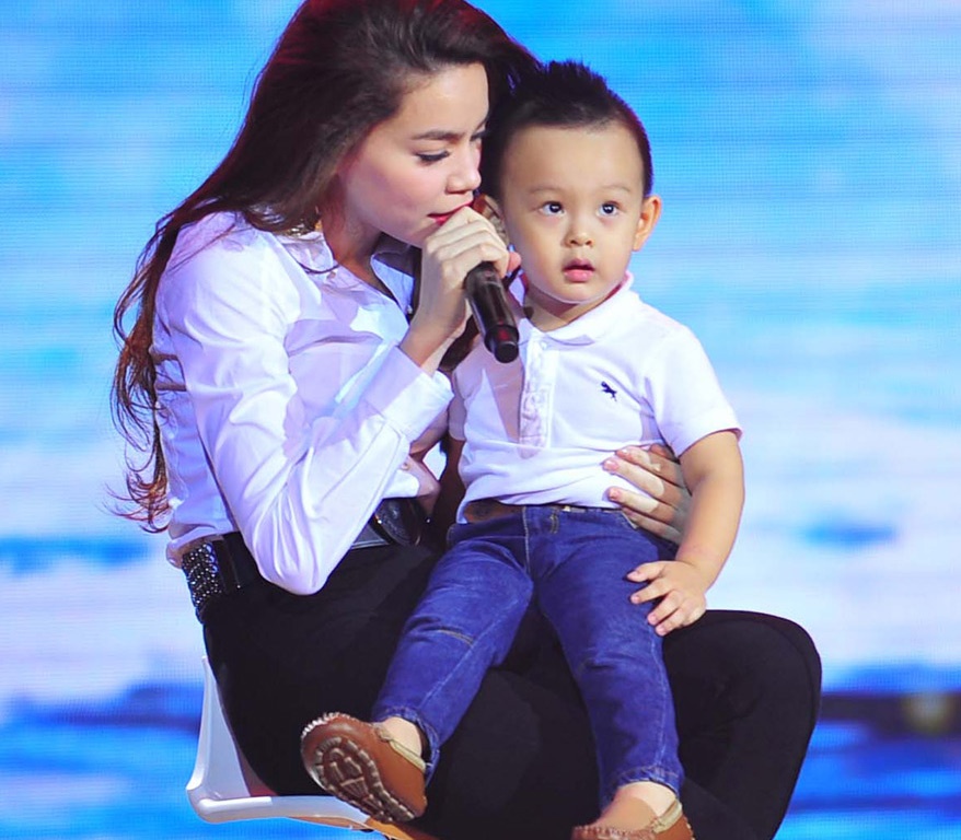 Ho Ngoc Ha om fan nhi 3 tuoi hat sau on ao tai MTV EMA 2014 hinh anh