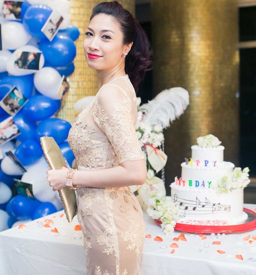 Pha Lê xinh tươi và gợi cảm trong bộ váy ren xuyên thấu. 