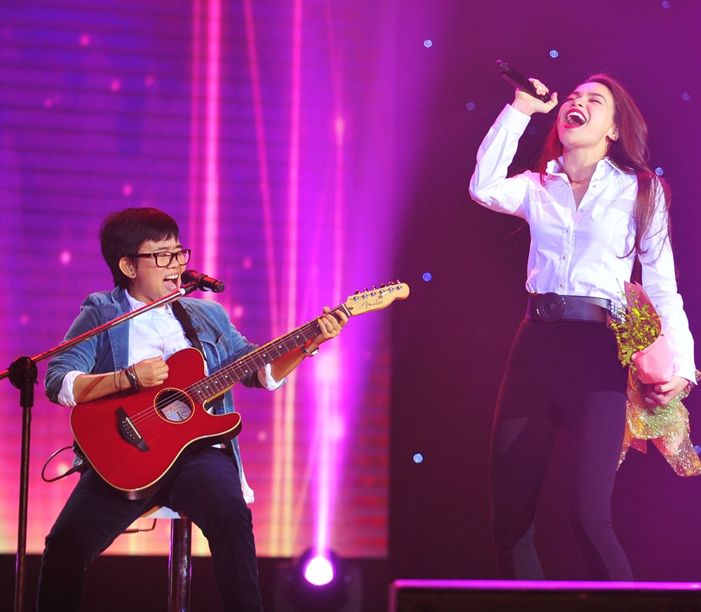 Lần tham gia biểu diễn vừa qua trong sự kiện Vua Biển này cũng là lần đầu tiên Hồ Ngọc Hà xuất hiện sau khi được đại diện cho Việt Nam tham gia MTV EMA 2014. Không lên tiếng giải thích quá nhiều cho thành tích mà mình vừa đạt được, trên sân khấu hay ở trong hậu trường Hồ Ngọc Hà vẫn giữ một tâm trạng khá vui vẻ và thoải mái. 