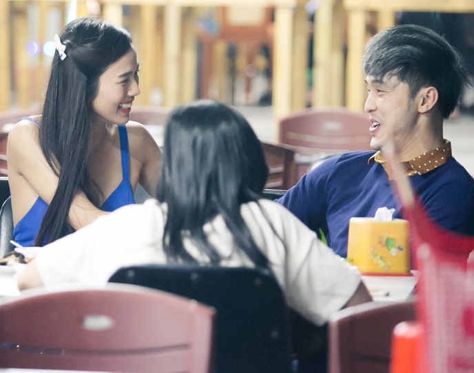 Ung Hoang Phuc va vo sap cuoi ru nhau di an khuya hinh anh