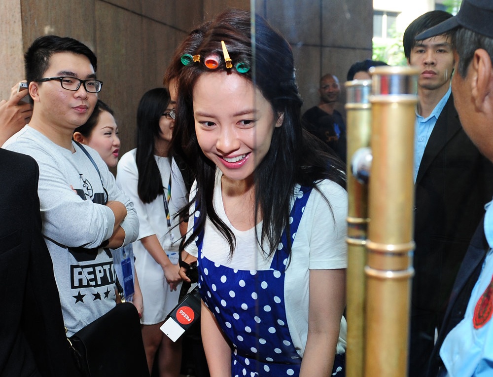 Cô đươc các vệ sĩ tháp tùng cẩn thận. Song Ji Hyo đáp chuyến bay sang Việt Nam lúc 11 giờ khuya 17/9 nhưng cô không tỏ ra mệt mỏi, gương mặt vẫn tươi tắn và xuất hiện đúng như lịch trình của ban tổ chức.