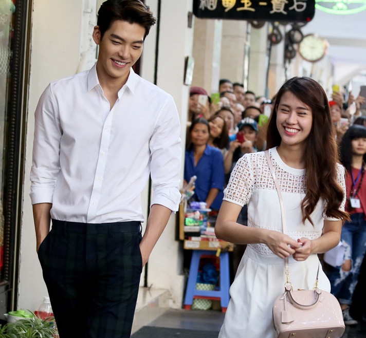 Canh quay lang man cua Ngoc Thao va Kim Woo Bin tren pho hinh anh