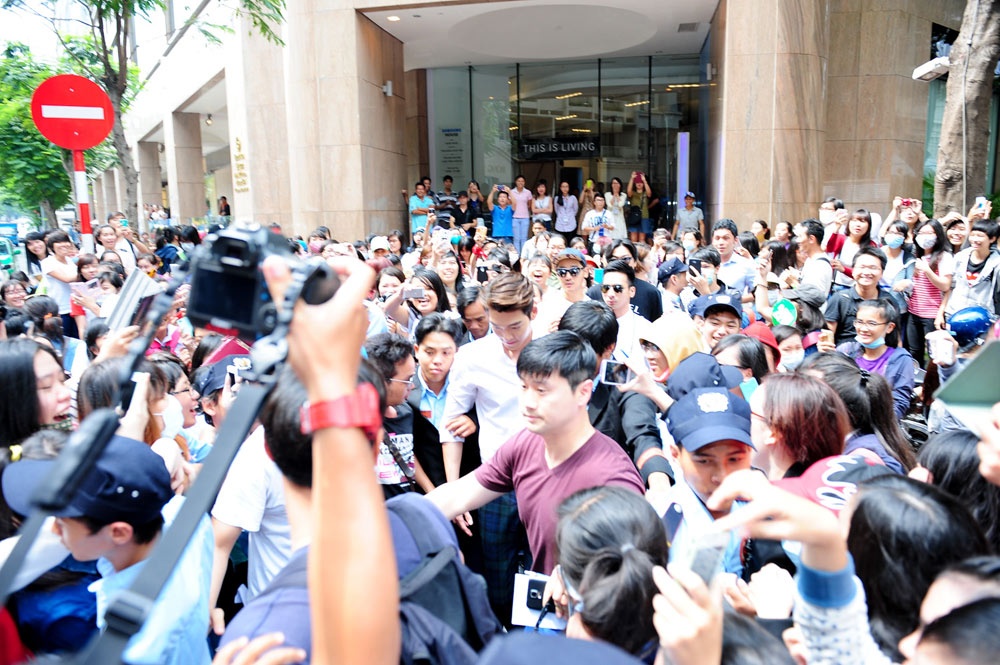 Fan Viet gay tac nghen giao thong vi xem sao Han dong phim hinh anh