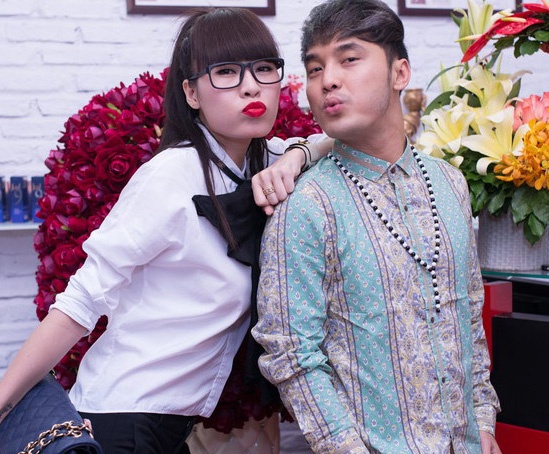 Ung Hoang Phuc chu moi hon Que Van khi vang ban gai hinh anh