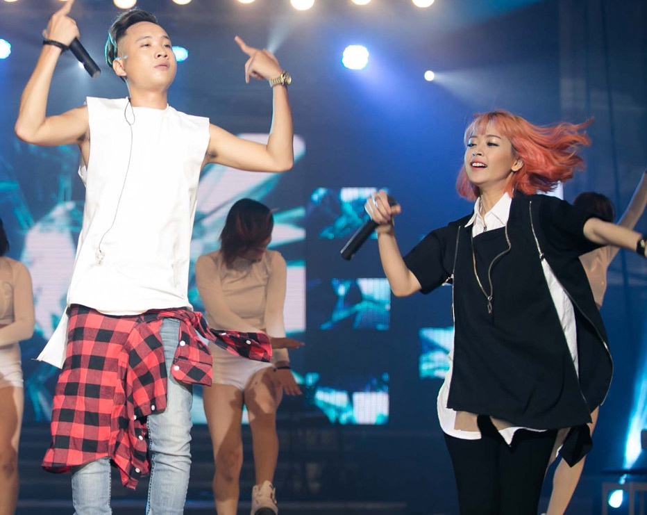 Justatee khuay dong san khau cung Chi Pu va dan hot girl hinh anh