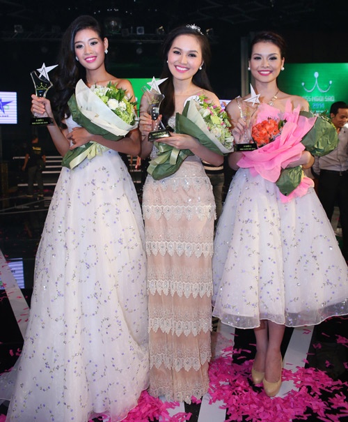 Đêm gala trao giải Miss Ngôi Sao 2014 vừa khép lại vào tối 21/9 tại TP HCM với vương miện cao quý nhất thuộc về Trần Thị Thu Hiền (hot girl Hye Trần), cô gái 18 tuổi có gương mặt và nụ cười má lúm đồng tiền giống Hoa hậu Diễm Hương. Hot girl xinh xắn này từng nặng 60kg trước khi đăng ký tham gia cuộc thi nhan sắc do Ngoisao.net tổ chức. Để có ngoại hình tự tin, cô đã nỗ lực giảm 10 kg trong vòng hai tháng. 