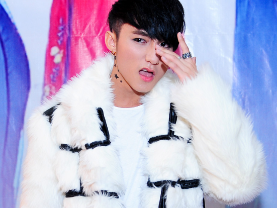 Son Tung M-TP mac ao long bit bung gay chu y tren tham do hinh anh