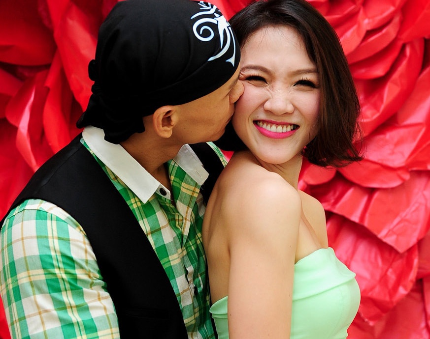 Phan Dinh Tung om hon ba xa xinh dep giua chon dong nguoi hinh anh